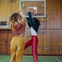 女子篮球比赛中的对抗瞬间