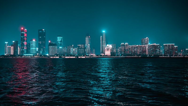 夜晚城市中被霓虹灯光点亮的高楼群